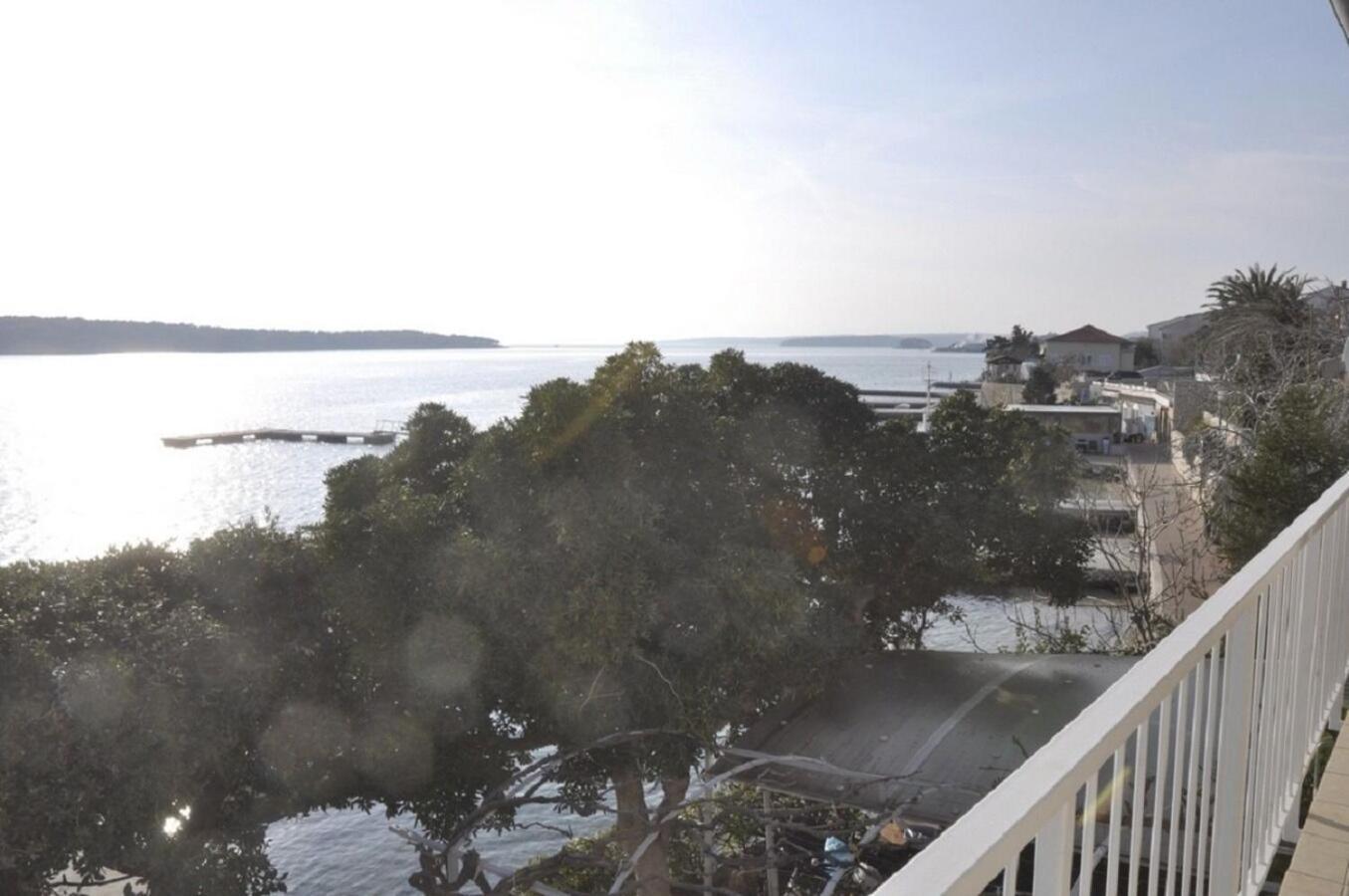 Apartments Petar - 6M From The Sea Barbat na Rabu Exterior photo